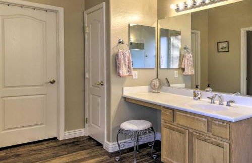 Pool Table, Yard and Grill Luxe Queen Creek Escape - Foto 18