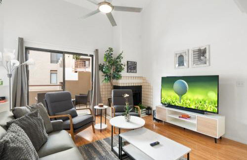 Mid-Century, Two-story with private Balconies & Pool view - Foto 3