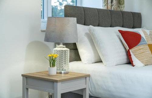 COZY 3 Bed House With Garden & Parking in Rochester, Kent Mins to Train Station, WiFi - Foto 9