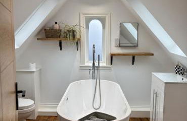 FRESH Flat in Leek, Staffordshire - Photo 3