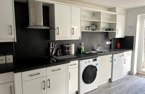 Spacious 5 Bedroom House Sleeps 9 with Parking - Foto 4