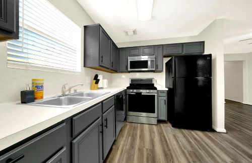 Downtown 3BR Near NRG Stadium - Photo 20