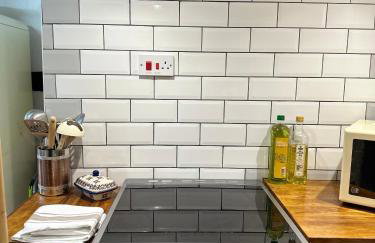 2BDR Cottage By Guest Nest Management In Horsham With Free Parking - Photo 6