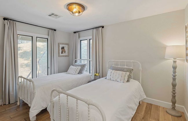 Hidden Oaks Farmhouse by Avantstay Hot Tub, Deck - Foto 31