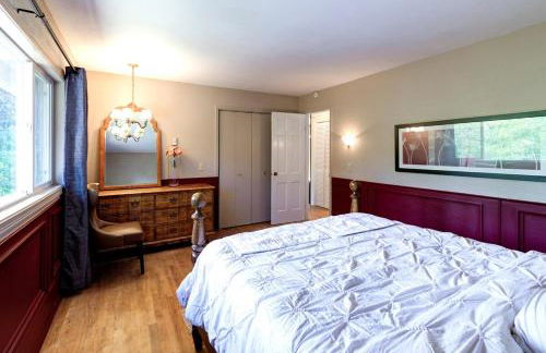 Riverside Home With a Rustic Charm - Foto 29