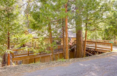 Cozy Mi-Wuk Village Cabin with Deck! - Foto 26