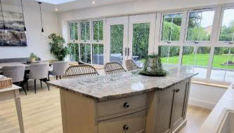 South Coast New Forest Holiday Home-4 Bed-Sleeps 8-Spacious-Parking-EV Dock-Large Garden-Playground-Great for Families-Groups-Professionals - Foto 4