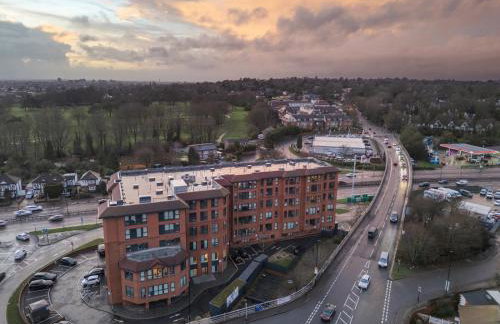 Modern & Cozy 2-Bedroom Apartment plus Parking, Gym, Cinema, Games Room, Workspace - Photo 2