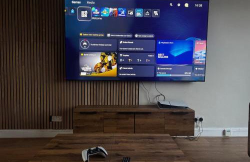 Modern 3-Bedroom House with Private Parking - Photo 27