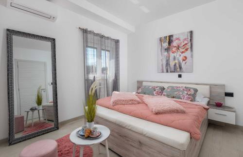 Villa Lemily - Five Bedroom with Swimming Pool - Photo 15