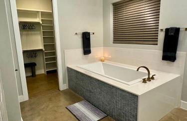 Upscale Modern Hill Country Home! Has it ALL! - Foto 67