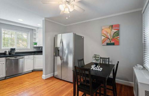 Charming Townhouse Retreat by CozySuites - Foto 17