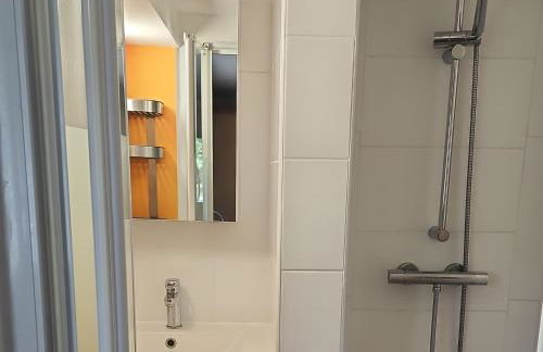 Charmant T2 avec terrasse jardin et parking privé, à 2 minutes du centre ville ! - Foto 11