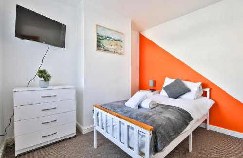 3-Bed Contractor Ready Stay Near City & M4 Access with Parking & Wi-Fi - Foto 8