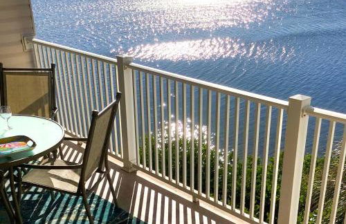 Large Balcony and Water Views Indian Shores Condo! - Foto 13
