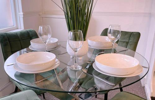 Stylish 4BR Home - Free WiFi -Ideal for Contractors - Foto 7