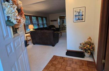 Elena's Lake Cottage - A Cozy Lake Getaway - Foto 2