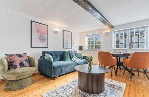 3BR Kingswood Cottage with Detached Unit - Photo 36