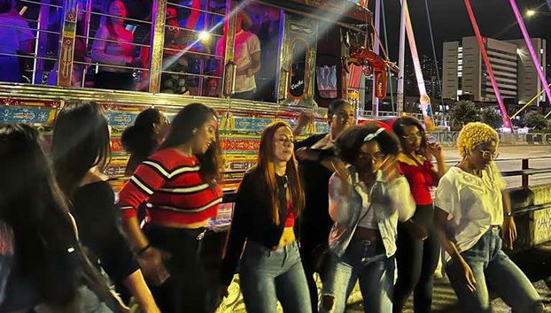 Divertimento a bordo della chiva rumbera