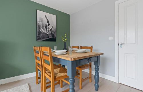 Charming House - Walking distance to Town Centre - Free Parking, Self-Check-In, Fast WiFi and Smart TV by Yoko Property - Photo 4