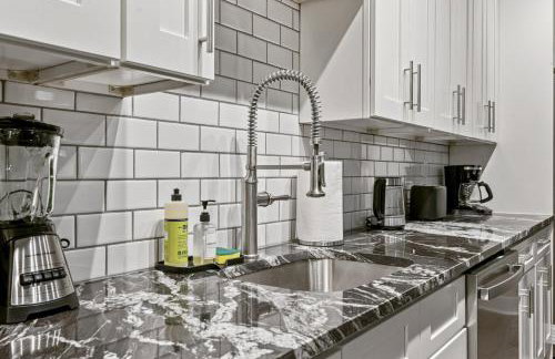 Upscale 2BR suite With Free Parking and Walkable Area - Foto 16