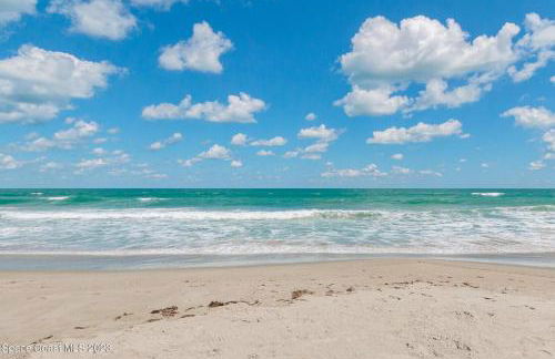 Coastal 2BR Oceanfront Escape, Steps from Sand & Pool - Foto 28