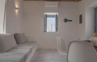 Traditional White House - Photo 2