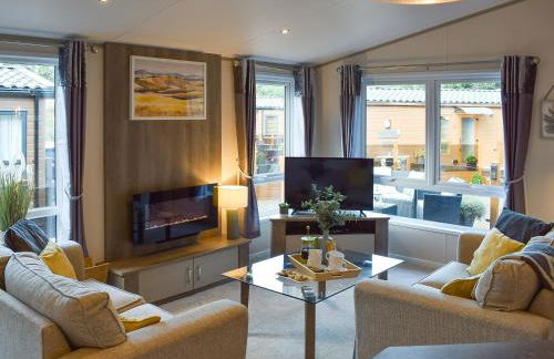 Riverside Lodge - Photo 2