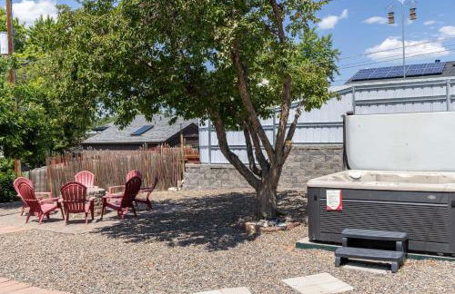 Light-filled retreat w hot tub & firepit - Foto 9