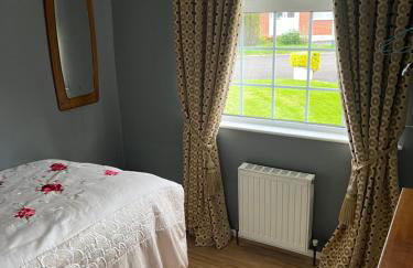 Comfortable and Convenient 4 Bedroom Home - Foto 14