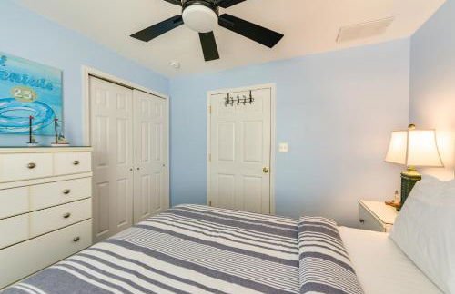 Condo with Deck Walk to Beach and Convention Center! - Foto 17