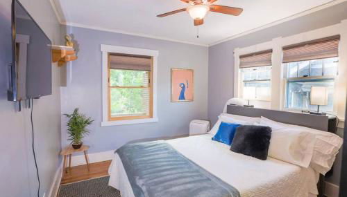 Charming 1920s Retreat Modern Kitchen 5 minutes to Dining and Med District - Foto 5