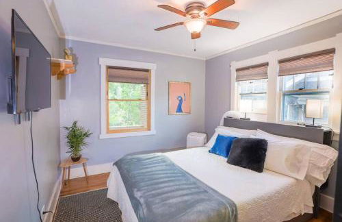 Charming 1920s Retreat Modern Kitchen 5 minutes to Dining and Med District - Foto 5