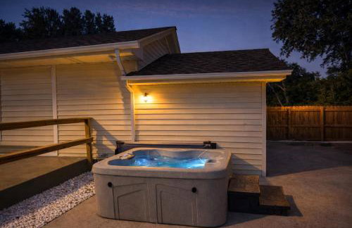 Hot Tub Hideaway by Timber Oaks Vacation Rentals - Photo 6