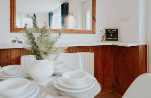 The Bird's Nest by Sheppey Stays- Pet Friendly Cozy Coastal Escape - Sleeps 6 with Parking - Great Rates for Long Stays - Photo 5