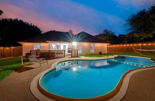 Boho Chic Home w Backyard Paradise - Pool + Grill - Foto 1