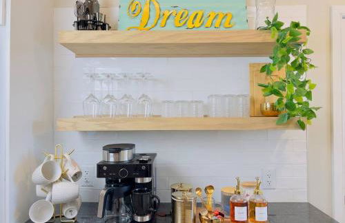 3BR Beach House | Fire Pit & Bar | Steps to Beach - Foto 6