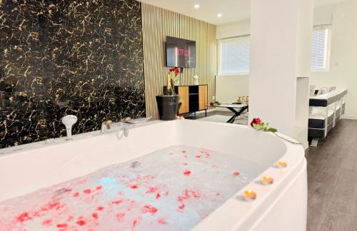 Les Suites Bisous Metz - Jacuzzi & Private Sauna - Photo 8