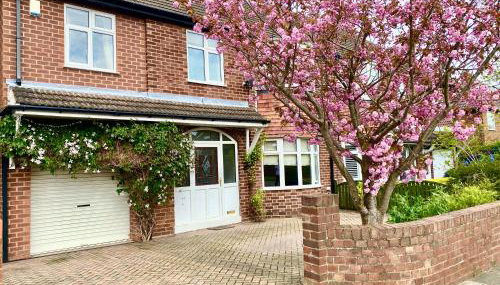 Spacious Five-Bedroom House Close to York Centre - Orchid House - Photo 2
