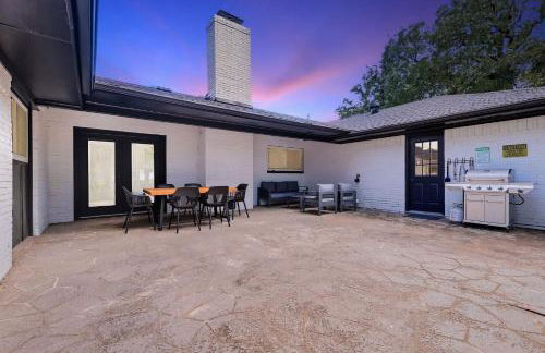 5BD Modern Farmhouse Retreat Sleeps 12 - Photo 5