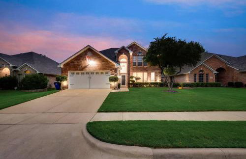 Modern and Luxury DFW Mansion with Backyard Oasis - Foto 38