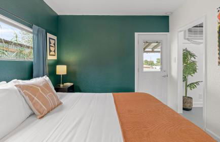 Fable by Avantstay 2 Unique Spaces, w/ Bowling, Hot Tub, Fire Pit, Large Yard - Foto 36