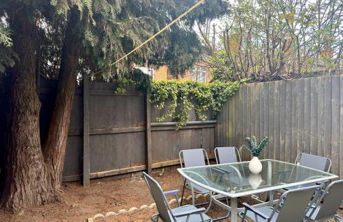 Central 4 Bed Home, FreeParking, 5TVs, Superfast WiFi - Photo 29