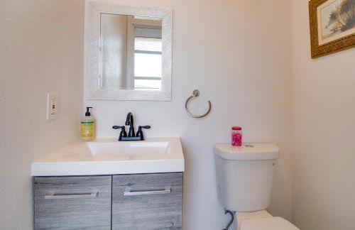 1 Mi to Dtwn Coos Bay Sleek Apt with Deck and Views! - Foto 13