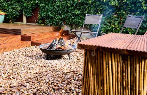 Chic Family Home with Garden Fire Pit & Event Space, Hot Tub - Foto 4