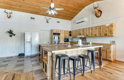 Tranquil Gantt Lake Home w/ Deck & Patio! - Foto 7