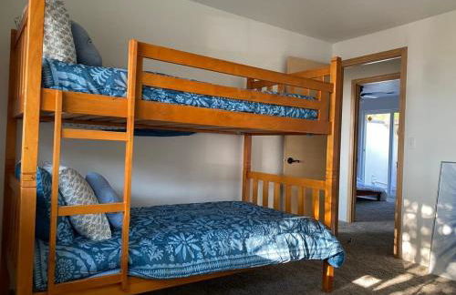 HOT TUB! King Bed-Firepitt-Near Airport& Freeway - Foto 20