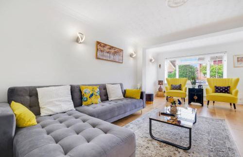 Luxury 5 BDR 2 BA House with Parking in Sandhurst By 360Stays - Photo 41