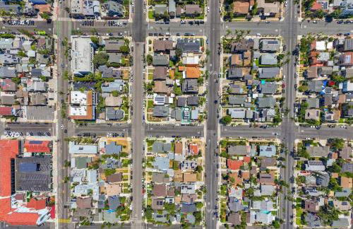 Modern Urban Escape Rooftop & Walkable Fun - Foto 33