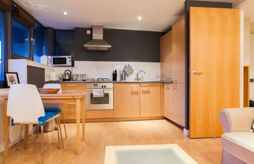 Bright & Stylish West End Apartment - Photo 2